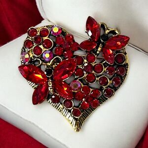 Vintage-Inspired Rhinestone Butterfly Brooch with Heart-Shaped Pin – Valentin...